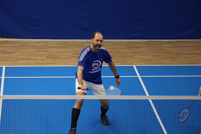 Immer in Bewegung: Joachim hat den Hochsprung und Karate hinter sich gelassen, jedoch ist er seit Jahren beim Badminton mit Herzblut dabei. Hier noch als Teammitglied eines Salzburger Sportvereins. (Foto ZVG)