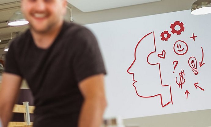 Gruppendiskussion zu Themen wie Kaufentscheidungen beeinflusst werden können.  