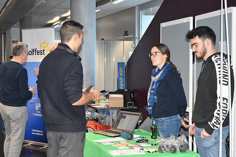 Auf dem Rundgang bei den Tischständen der regionalen IT-Unternehmen erhielten Interessierte einen genauen Einblick in die einzelnen Aufgabenbereiche.