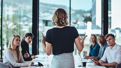 FFHS lanciert neues CAS Future Leadership und KI