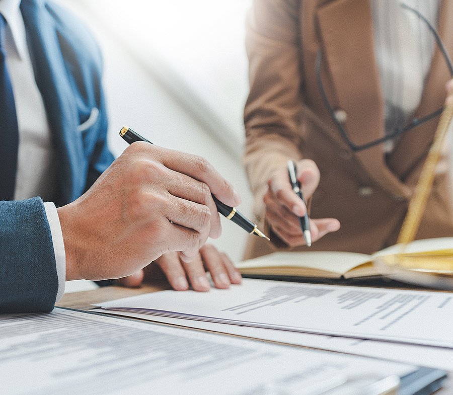 Juristen überprüfen Vertrag