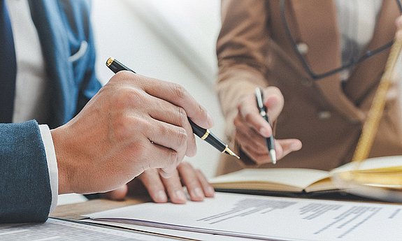 Juristen überprüfen Vertrag