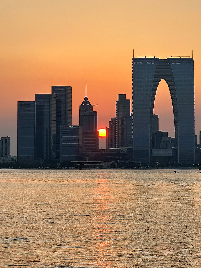 Sonnenuntergang mit Blick auf das Suzhou Center (rechts), die grösste Shopping Mall der Stadt mit über 300'000 Quadratmetern Fläche. (Foto: ZVG)
