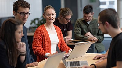 FFHS übernimmt Aus- und Weiterbildung künftiger ziviler Cyber-Fachkräfte der Gruppe Verteidigung (Schweizer Armee) 