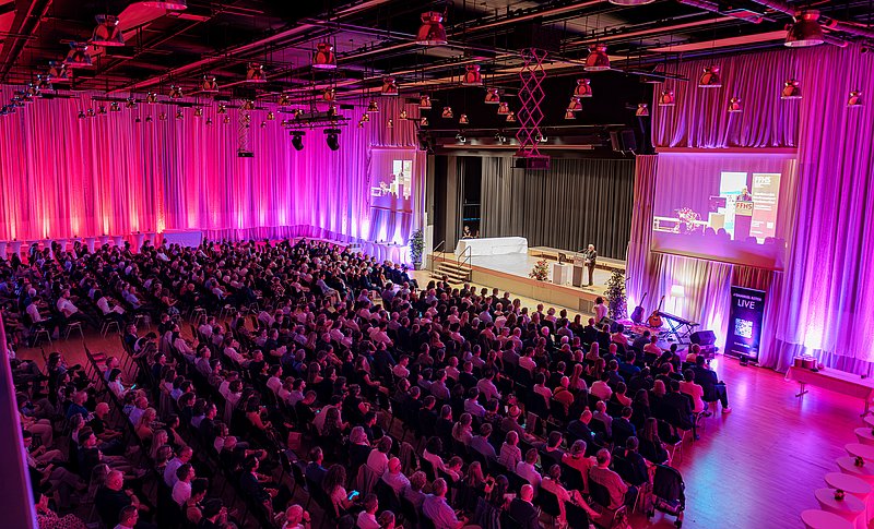 Die Simplonhalle in Brig mit den Teilnehmenden der Diplomfeier