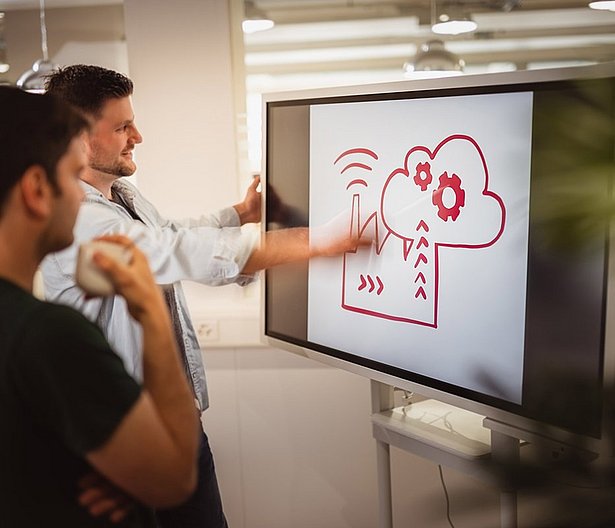 Zwei Studenten besprechen die zahlreichen Möglichkeiten der modernen Industrie-Technologien.
