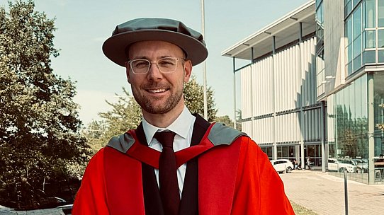 Philipp Meyer in Robe. 