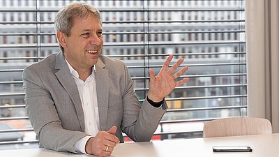 «KI ist ein sehr grosses, lernendes Netzwerk mit vielen Nullen, Einsen und Parametern»