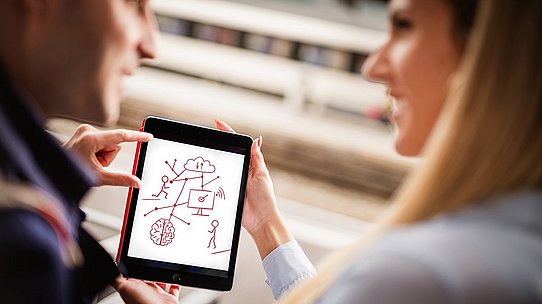 Zwei Studenten konzipieren das digitale Lernangebot für Ihr Start-Up.