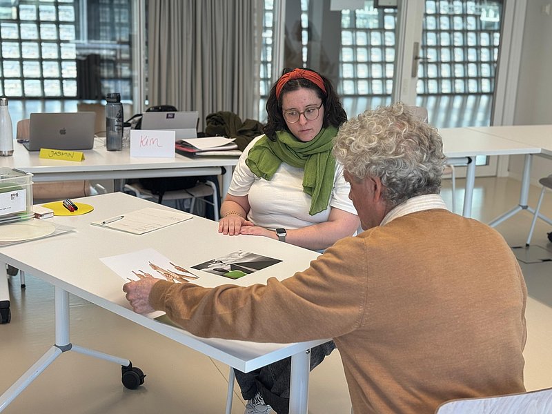 Studierende im Gespräch mit Schauspieler