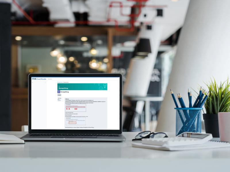 Laptop mit FFHS-Prüfungsplattform ExamMoodle