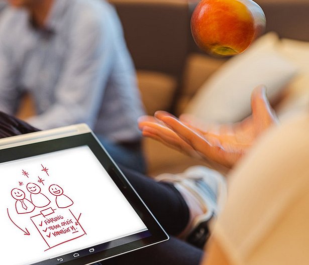 Studenten diskutieren, wie Menschen zu gesundheitsorientiertem Verhalten motiviert werden können.