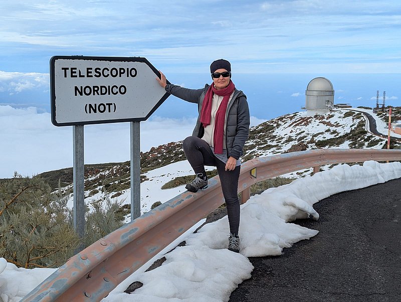 Dr. Danuta Paraficz interessiert sich für Sterne, künstliche Intelligenz und die Frage, wie Technologie im Alltag helfen kann. Ihre Karriere führte sie durch mehrere Länder, wie hier zum bekannten Teleskop auf La Palma, wo sie eine Zeitlang gearbeitet hat.