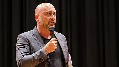 Der Mann, der Stechmücken  mit dem Handy jagt