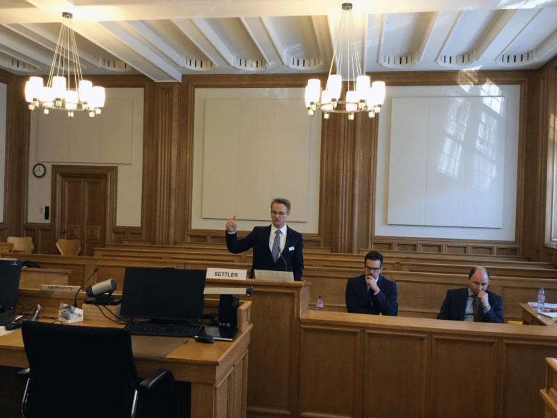 MAS Business Law-Student Simon Rüegger referiert – fast wie im juristischen Alltag – in Kleidung und mit vollem Einsatz (fiktives Fallbeispiel).