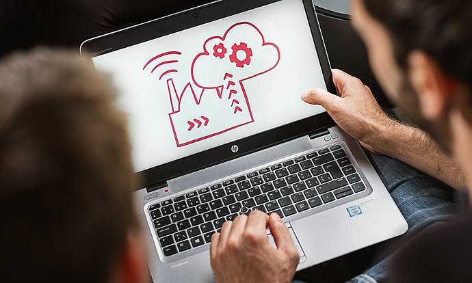 Zwei Studierende besprechen das Potenzial moderner Industrie-Technologien.
