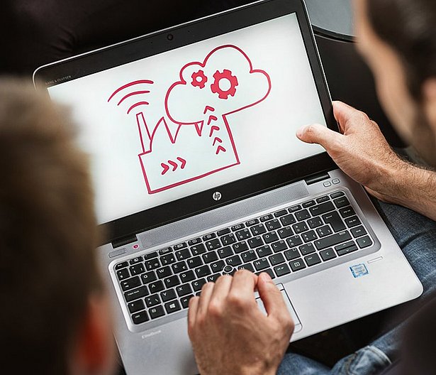 Zwei Studierende besprechen das Potenzial moderner Industrie-Technologien.