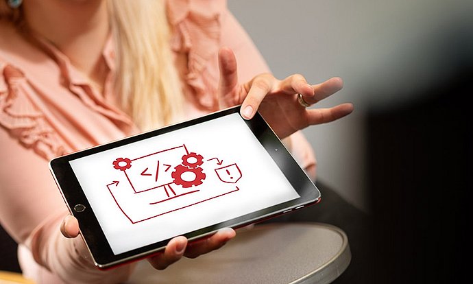 Bereits unterwegs besprechen die Studierenden die vorbeugenden Massnahmen der IT Sicherheit.