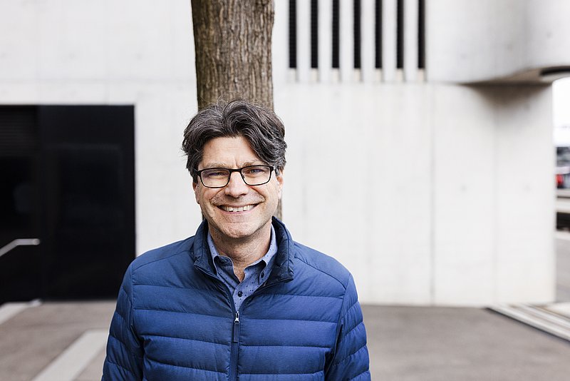 Diego Moretti steht vor einem Baum