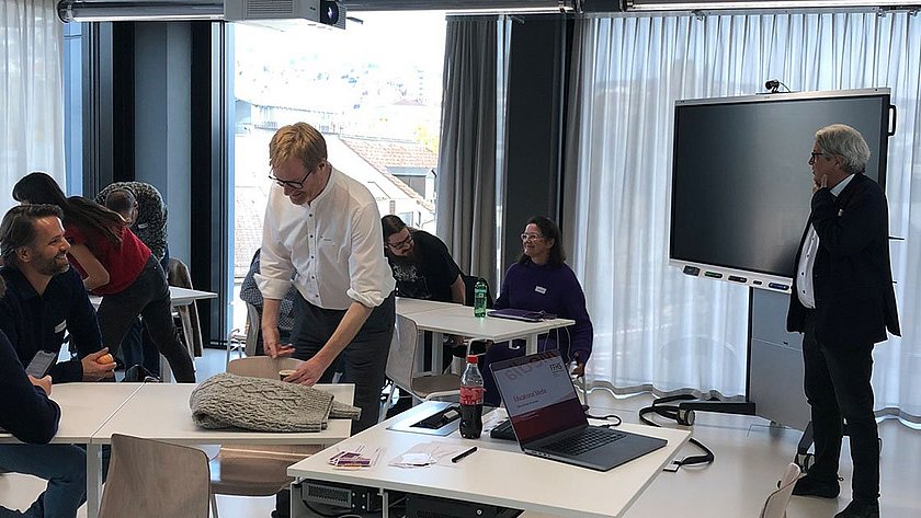 Dozierende und Mitarbeitende der FFHS erarbeiten gemeinsam Lösungen in verschiedenen Workshops. Dozierende und Mitarbeitende der FFHS erarbeiten gemeinsam Lösungen in verschiedenen Workshops.