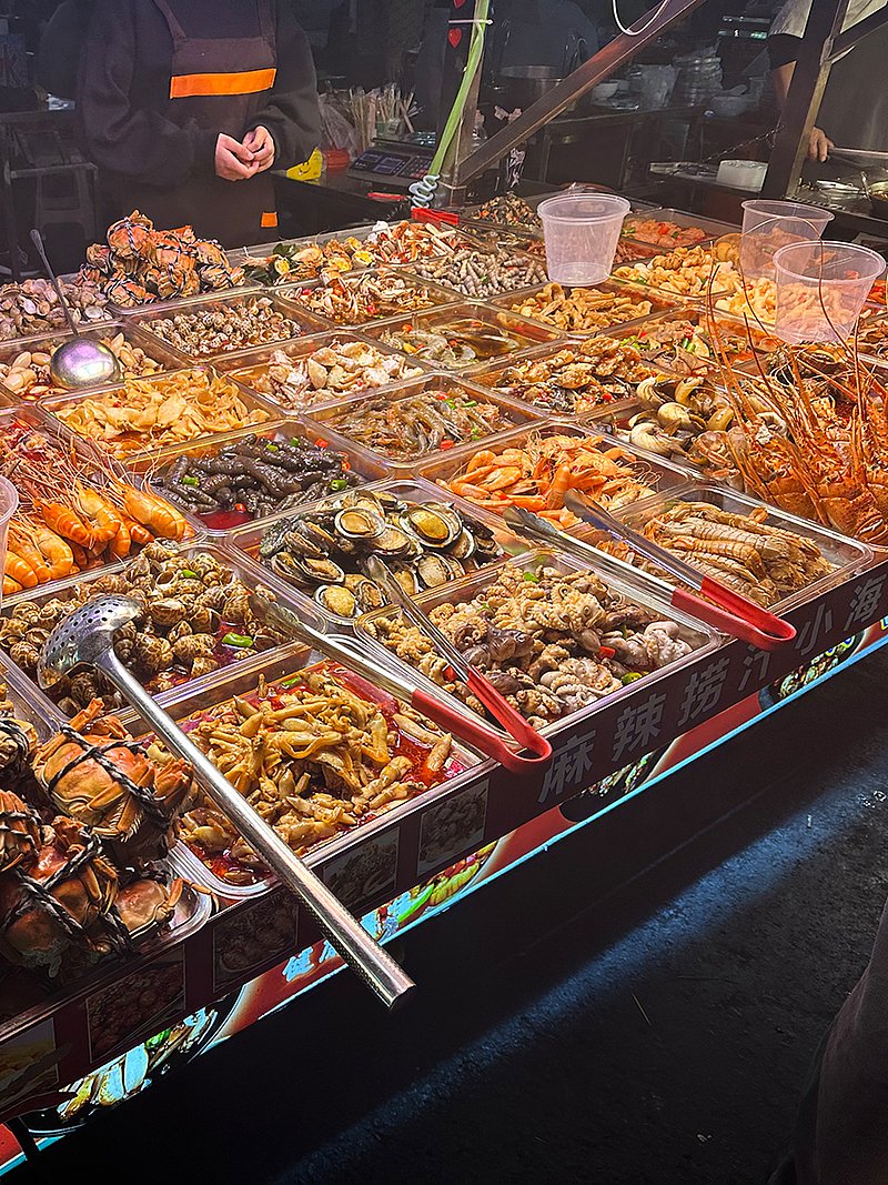 Kulinarische Vielfalt: Eindrücke vom Nachtmarkt in der Stadt Suzhou. (Foto: ZVG)