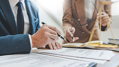 FFHS lanciert neuen Bachelor in Wirtschaftsrecht