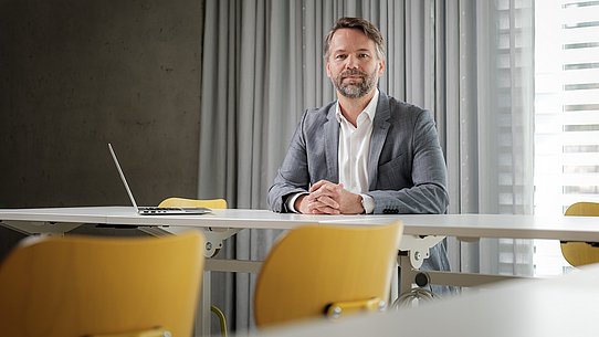 Prof. Dr. Häberlein im Klassenraum