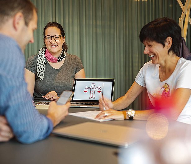 In der Studentengruppe werden juristische Problemstellungen aus der Praxis diskutiert