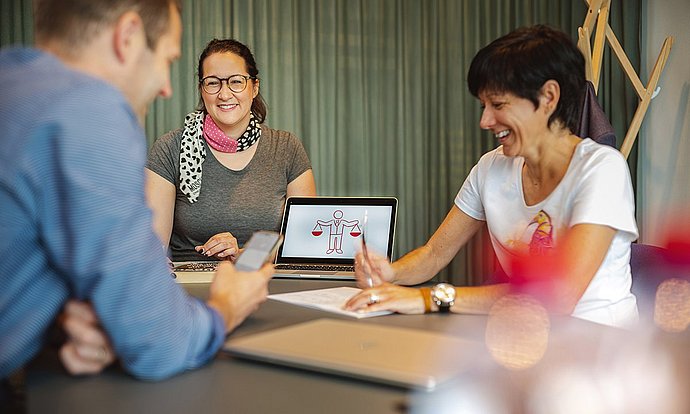 In der Studentengruppe werden juristische Problemstellungen aus der Praxis diskutiert