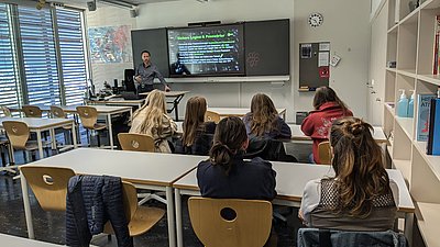 FFHS und regionale Unternehmen zeigen die faszinierende Welt der ICT auf