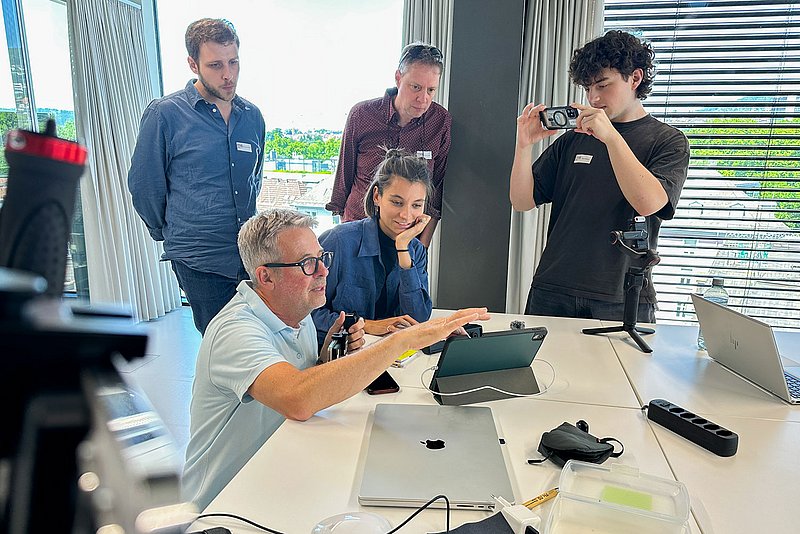 Die Besichtigung eines neu ausgestatteten, voll hybriden Seminarraums in der Gleisarena war ein Highlight.