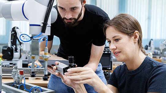 Menschen interagieren mit Robotern
