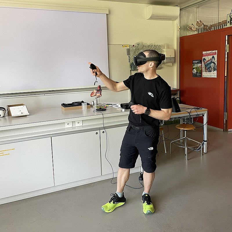 Ein Dozent der SUPSI unterrichtet eine Lektion in einer virtuellen Umgebung, während die Sensoren des Geräts sein Unterrichtsverhalten aufzeichnen. Nach der Lektion erfolgte eine Reflektion mithilfe der erhobenen Daten.