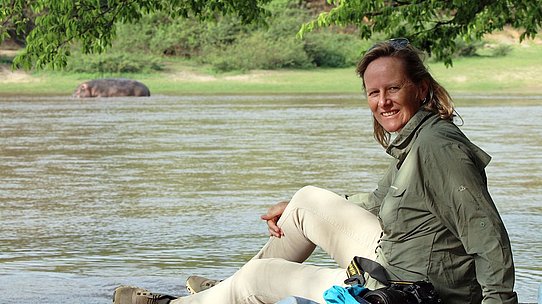 Ruth Westrick mit Flusspferd im Hintergrund