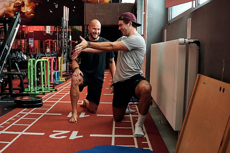 Mann erklärt Trainingseinheit