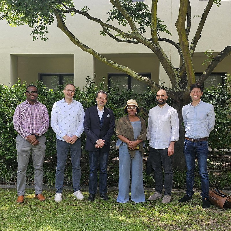 Das Projektteam von links nach rechts: Mundia Kabinga, Senior Lecturer, University of Cape Town (UCT); Hagen Worch, Forschungsfeldleiter, FFHS; Andrea L. Sablone, Forschungsfeldleiter, FFHS; Msuthukazi Makiva, Senior Lecturer, University of Western Cape (UWC); Ettienne Mostert, Hasso Plattner d-school AFRIKA; Wikus Kruger, Power Futures Lab, University of Cape Town (UCT). (Es fehlt: Lena Freidorfer, FFHS)
