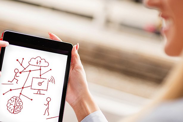 Studentin erklärt auf dem Weg zur Arbeit  wie digitale Lernangebote zu planen sind.  