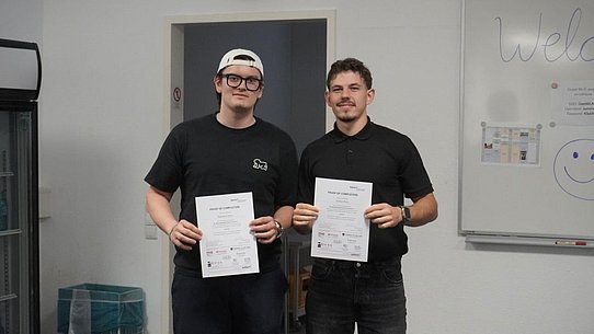 Zwei Männer in einem Klassenzimmer. 