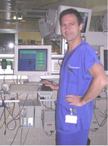 Hätte glatt bei Emergency Room mitspielen können: Joachim bei seinem Job in der Salzburger Landesklinik. (Foto ZVG)