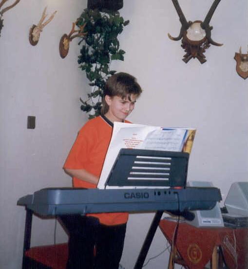 Bereits als Kind übte Martin Hlosta fleissig Instrumente zu spielen, pflegt seither seine Leidenschaft für die Musik, und tritt heute noch gelegentlich mit seiner Band auf.