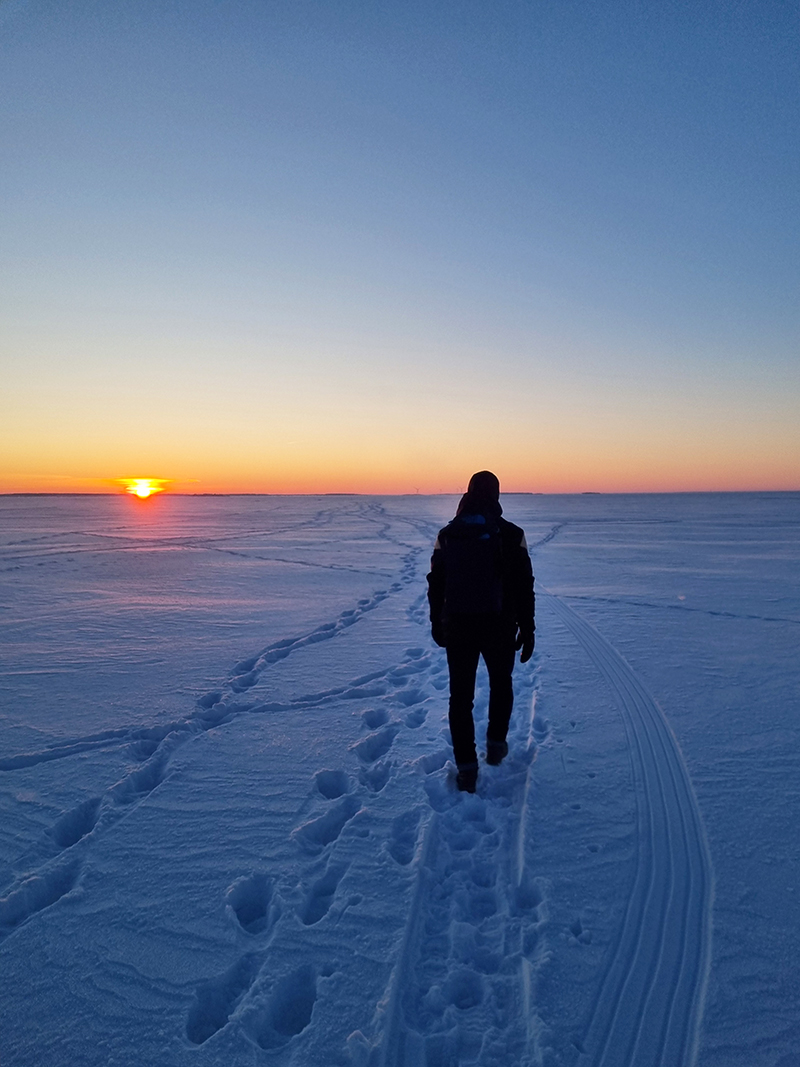 Spaziergang über zugefrorenes Meer