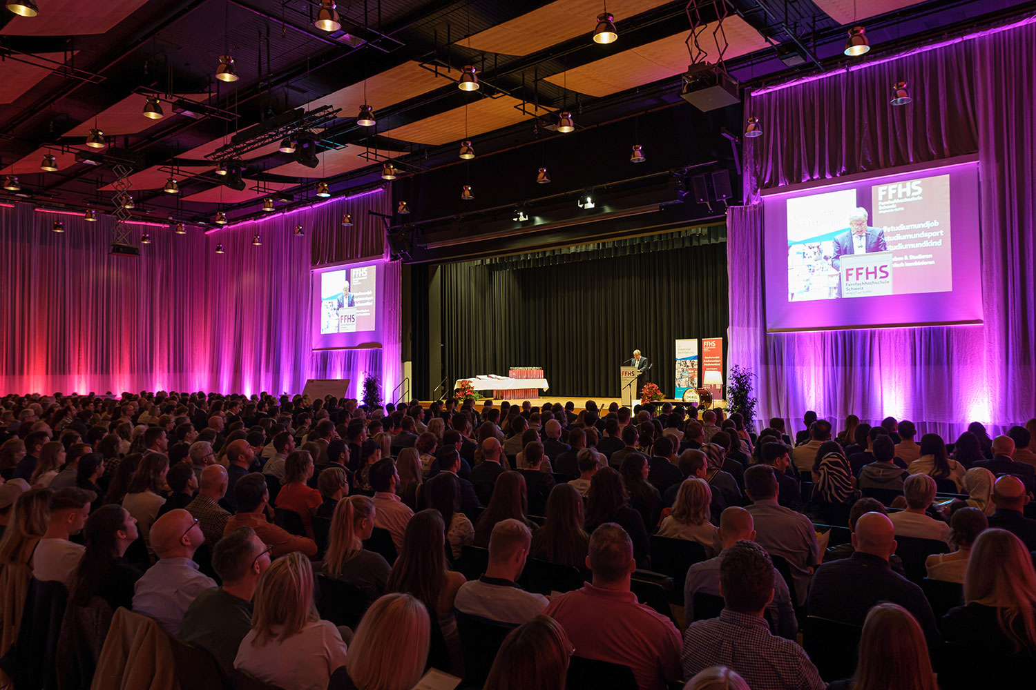 Diplomfeier der FFHS: 349 Personen feiern ihren Abschluss