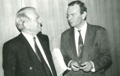 Aus dem Archiv: Dr. Kurt Grünwald (rechts im Bild) traf am 24. Februar 1999 Johannes Rau. Grünwald gilt als Pionier des Fernstudiums in der Schweiz. Die FFHS wurde nach Vorbild der FernUni in Hagen konzipiert.